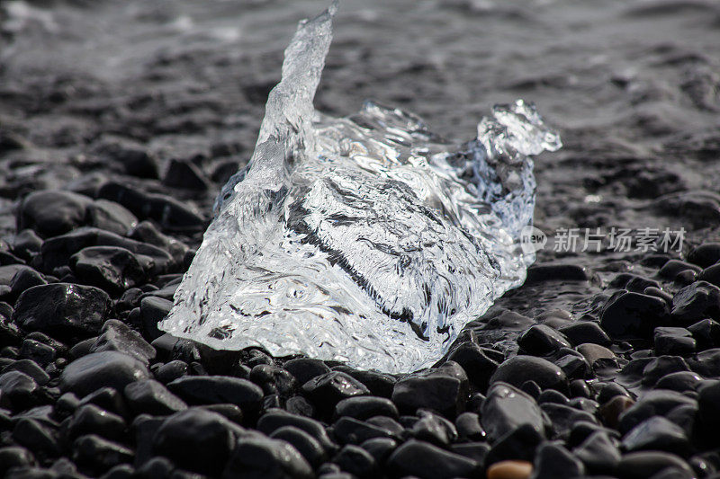 海滩上的北极冰。Franz Josef Land，俄罗斯